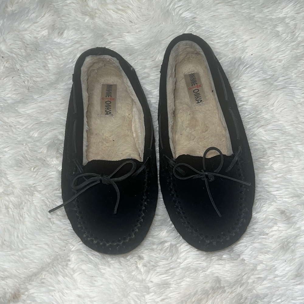 Minnetonka Women's Cally Slipper Moccasin Black 10